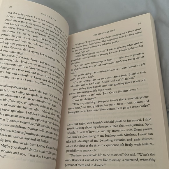 The Lies That Bind by Emily Giffin Book - Picture 4 of 4